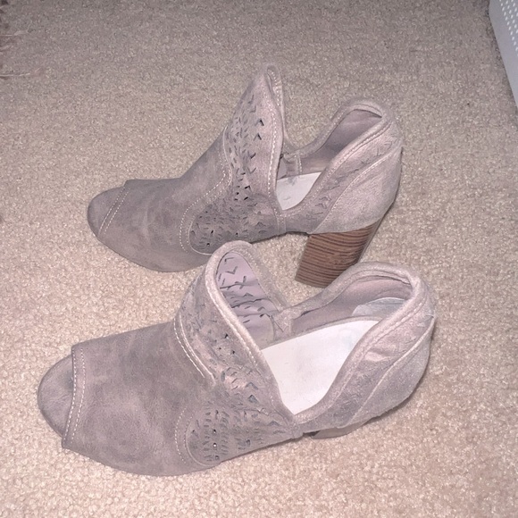 NEW Fergalicious Women’s Grey Suede Open Toed Ankle Booties Size 8 - Picture 3 of 3